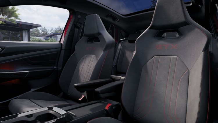 GTX 車型皆佈上帥氣黯夜黑色內裝,搭配紅色車縫線、具 GTI 字樣的 GTX 專屬跑車型座椅,充滿熱血勁速風範。