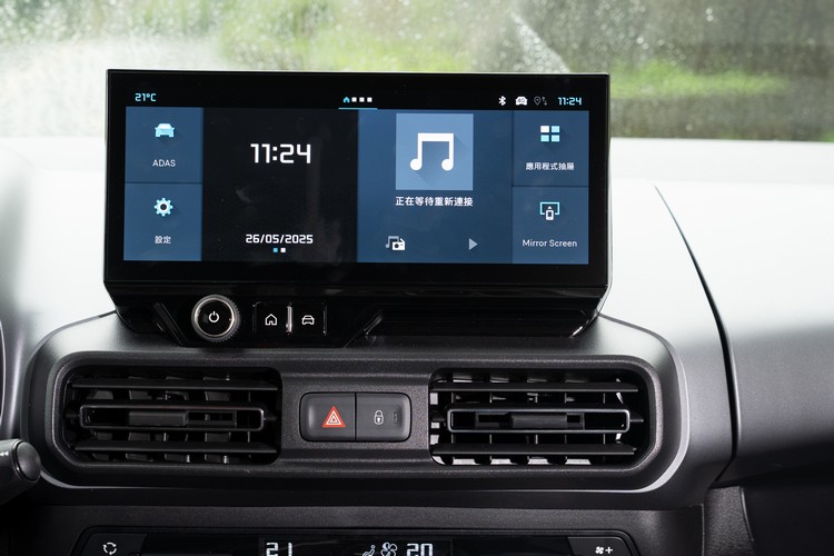 10.25吋影音資訊娛樂系統中控螢幕,支援有線/無線Apple Carplay與Android Auto