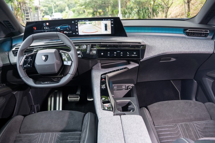 環艙氣氛照明貫穿前方控台的上層與車門飾板,強化科技感氛圍