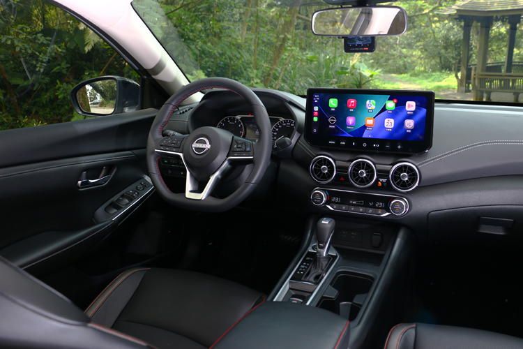 日式匠心的細節美學隨即映入眼簾。車室內的每一處設計，皆圍繞著「質感」與「舒適」兩大核心。