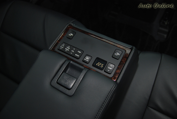 後座乘客擁有獨立調整溫度的空調開關。