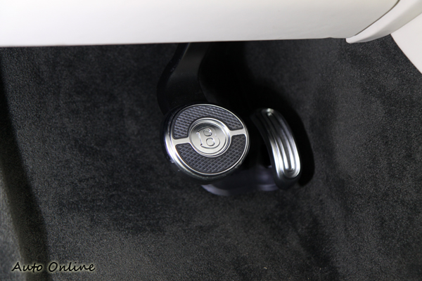 處處講究細節的Bentley,油門煞車踏板都看得出車廠的經典工藝。