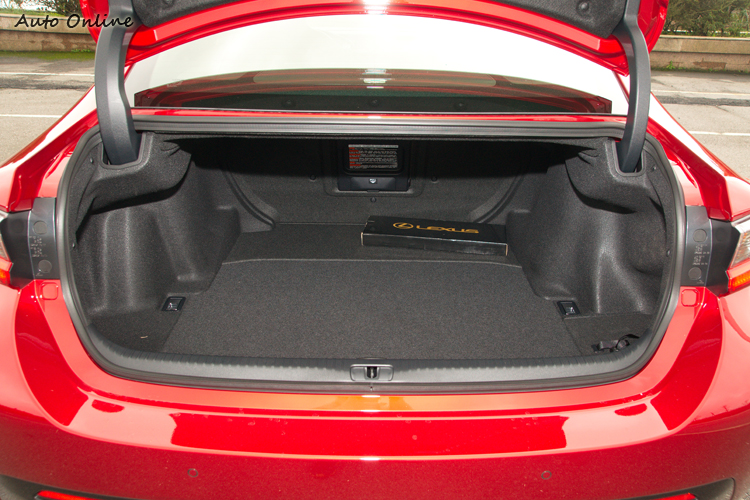 行李廂容量為362公升。