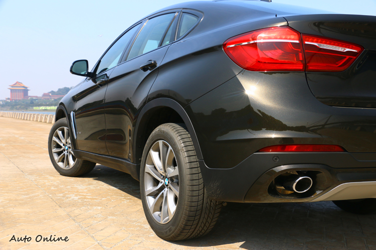 小改款X6車側增加兩條深邃的線條,視覺上增加跑格氛圍。