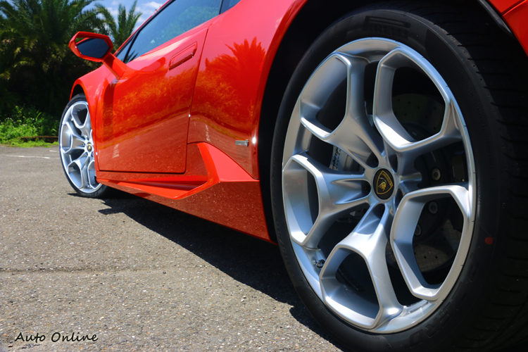 Huracán 標準配備搭載高檔的陶瓷碳纖維煞車。