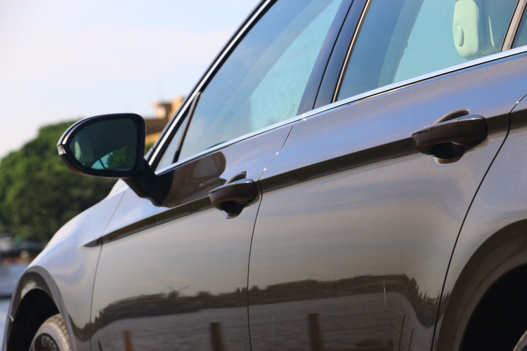 刻痕相當深的肩線,考驗的是未來車廠板金的功力。