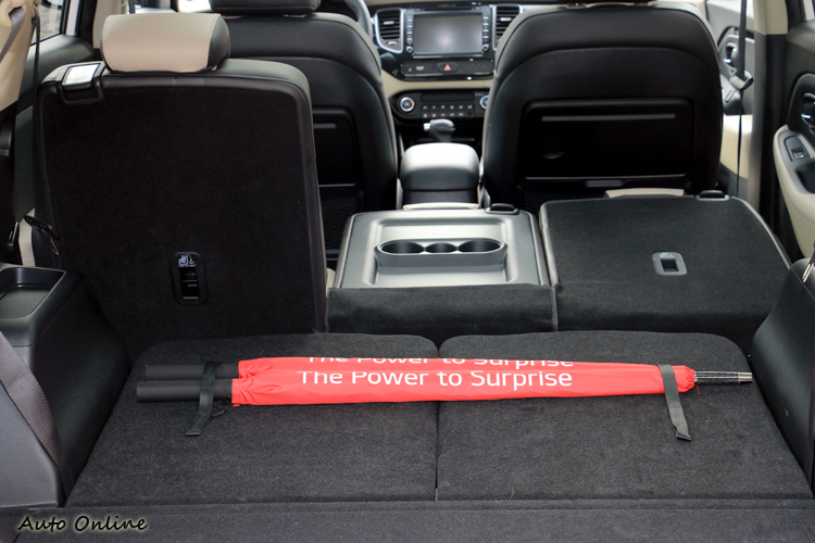 座椅翻摺後,七座車型能夠擁有完全平整的行李空間。