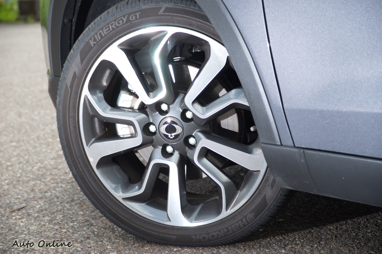 16吋雙肋五輻鋁圈造型同樣陽剛有型。