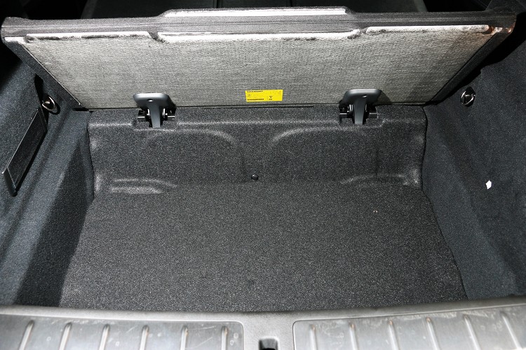 行李廂底板下有額外空間,物品可分門別類整齊排放。