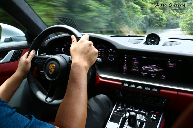 跑車化排氣系統在加速時帶來了令人激動的聲浪效果。