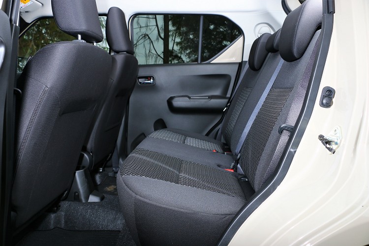 軸距達到2,435mm的Ignis,可以感受到小車寬敞後座空間。