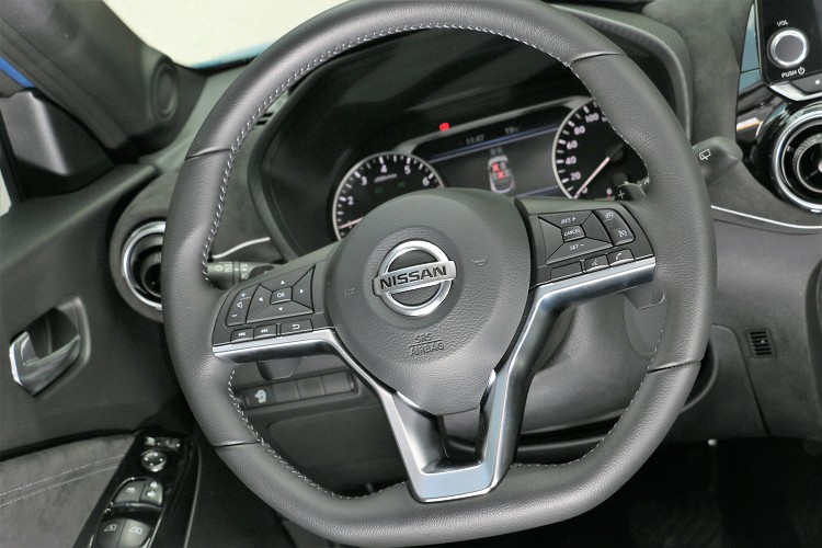 新世代D-Shape真皮方向盤。