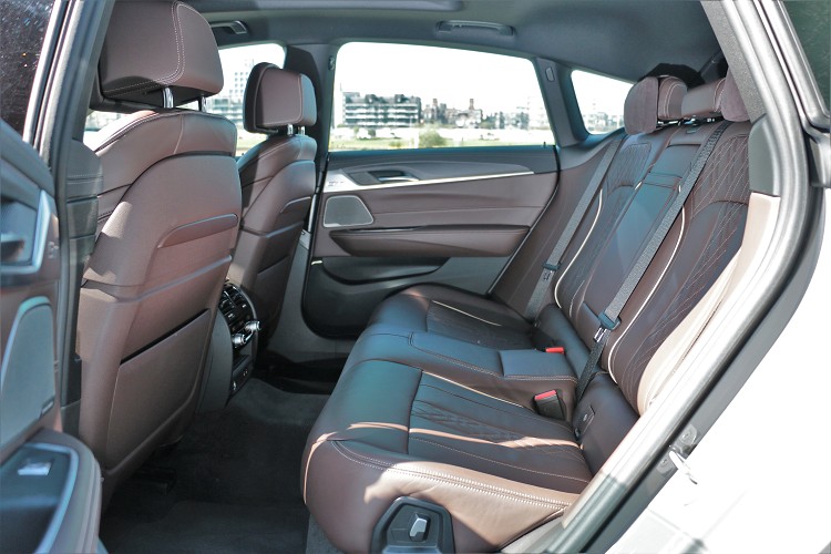 使用與7系列短軸相同底盤,打造出寬敞無比的車室空間,標準配備後座椅背電動調整功能。