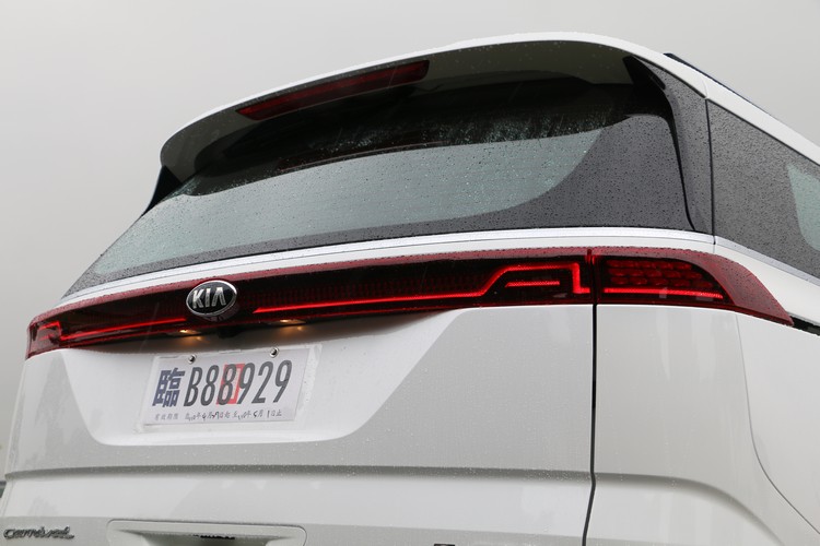 車尾連貫整個橫面的尾燈設計同樣打造出不同以往的前衛與簡潔風格。