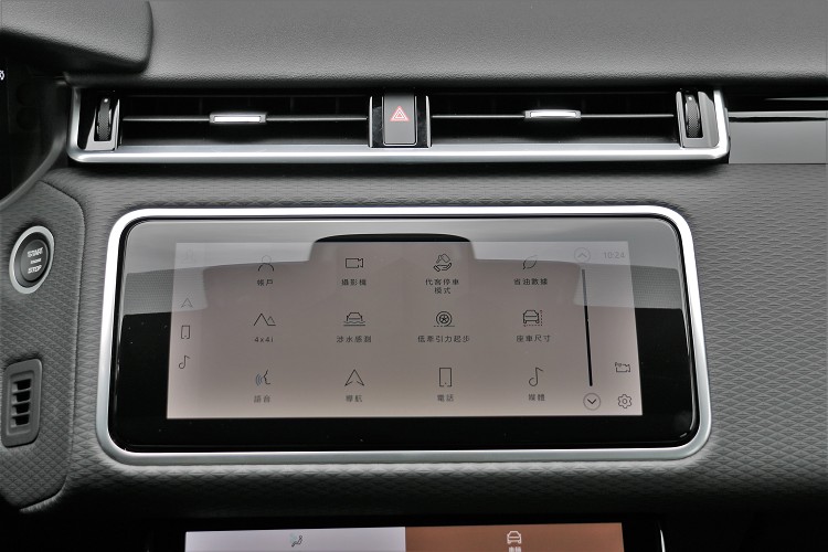 中控台上增加10吋雙螢幕搭載最新世代Pivi Pro智慧科技介面,完美整合導航、電話、多媒體以及車輛各項控制功能。