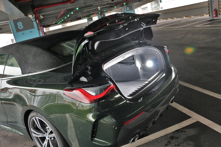 行李廂容積在關篷狀態下創造出385公升的行李廂空間,即便是敞開篷頂亦能保有300公升的充足使用空間,不過開孔的面積過於狹窄。