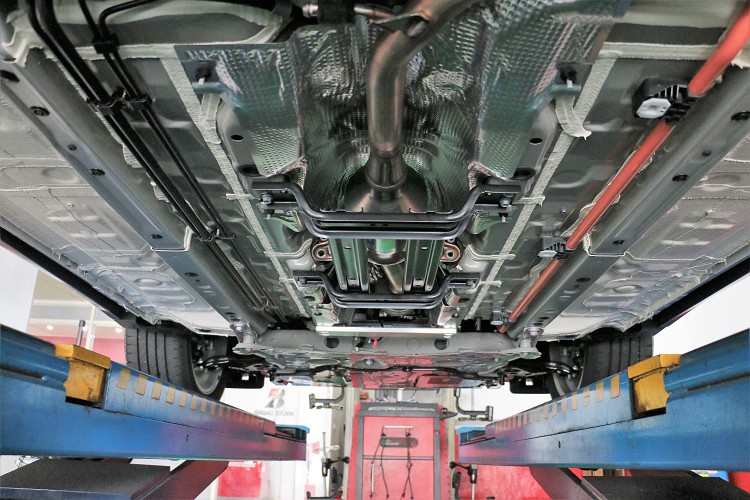 底盤導入GR Sport專屬的剛性強化支架,搭載鋁合金前強化支架,並搭配粗壯的井字型強化支架,大幅提升底盤剛性及抗扭曲表現。