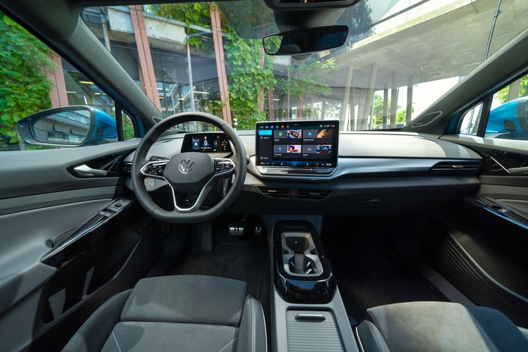 車室配置第四代 MIB 模組化資訊娛樂系統(MIB4)和 ID.LIGHT 智能感應互動光條,標配雙前座多向電動座椅附電動腰靠及按摩功能、Discover 12.9 吋多媒體鏡面觸控螢幕與 Air Care Climatronic 三區電子恆溫空調。