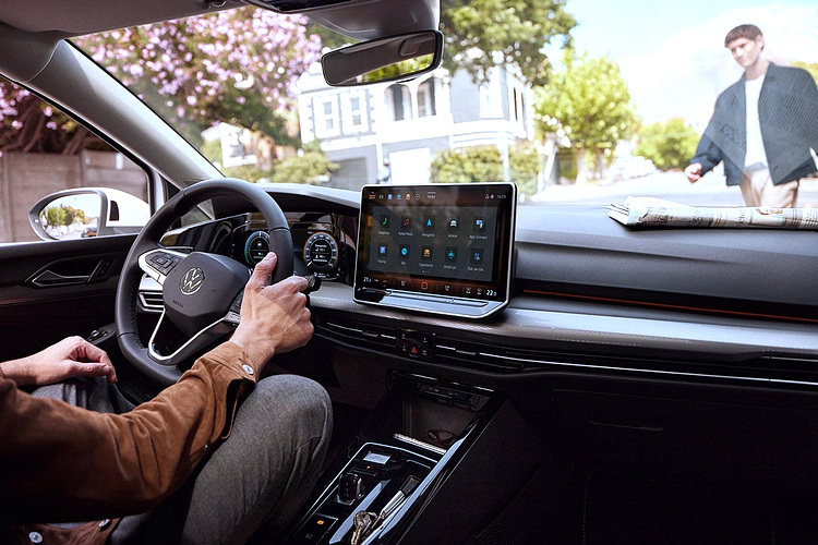 Golf不僅量身訂製在地化繁體中文智慧語音助理、初次於燃油車款換上第四代 MIB 模組化資訊娛樂系統(MIB4),更配備Park Assist Plus 進階自動停車輔助系統和實體按鍵方向盤,