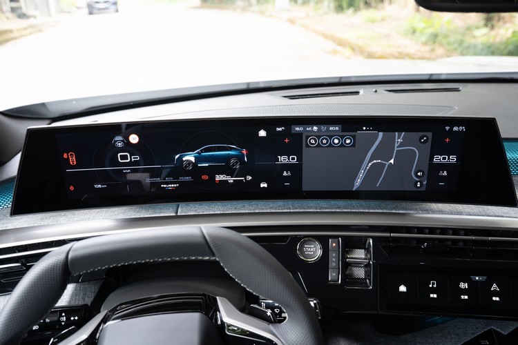 21吋HD全景曲面數位儀錶將駕駛者前方的數位儀錶與中控螢幕無縫結合