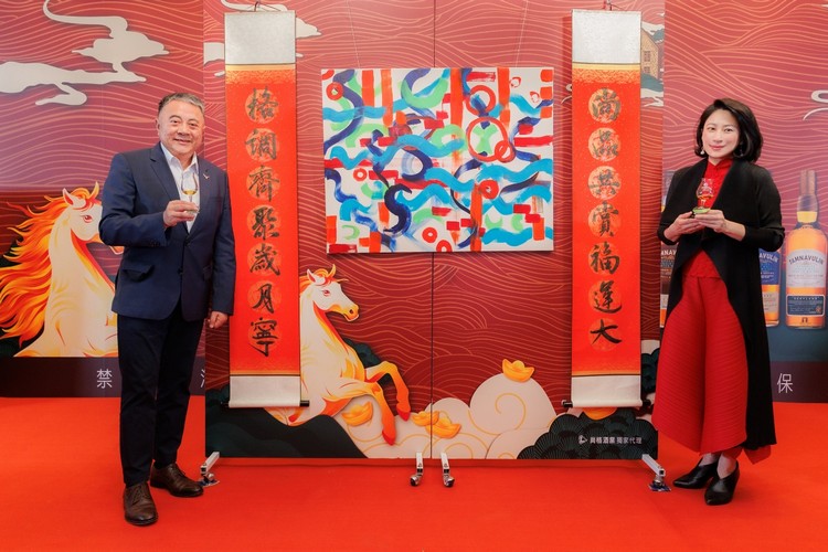 尚格酒業董事長奚大寧攜手書法藝術家王貞懿現場揮毫提字，透過筆墨展現品牌精神與文化底蘊，為新品上市揭開序幕，也象徵品牌在新年度穩健前行、開創新局。圖/尚格酒業提供