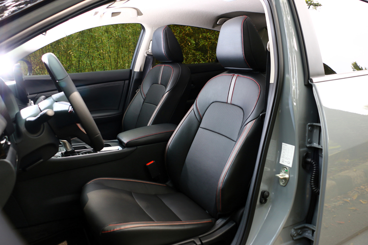 極綻版更進一步配備雙前座通風座椅，在炎熱氣候下依然能維持舒適乘坐環境。