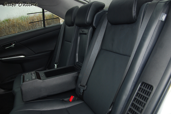 後座中央扶手也設有調整左右兩邊後座傾斜角度的控制開關。