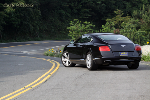 在一天試駕的過程中,Continental GT特有的古典造型,常常讓路人駐足品頭論足,應該是被Continental GT那特有的迷人風采所迷住。