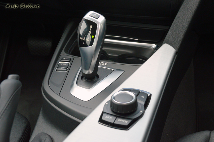 變速箱與318d相同,搭載Steptronic八速手自排變速箱。