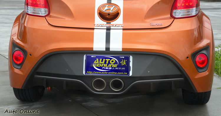 擴流器搭配大徑雙圓中出排氣尾管頗有跑車風格。