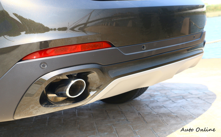 左右單出排氣管,保桿下方採雙色材質。