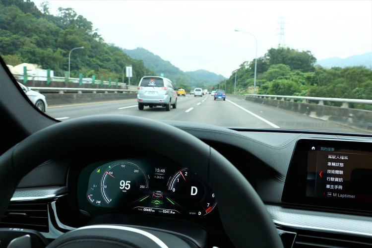 主動車距定速控制系統就能透過保桿下方的雷達系統與擋風玻璃上的鏡頭,自動與前車保持一定距離行駛。