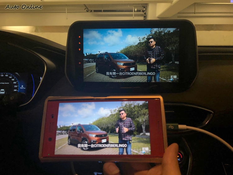 用鏡射功能投影手機畫面。