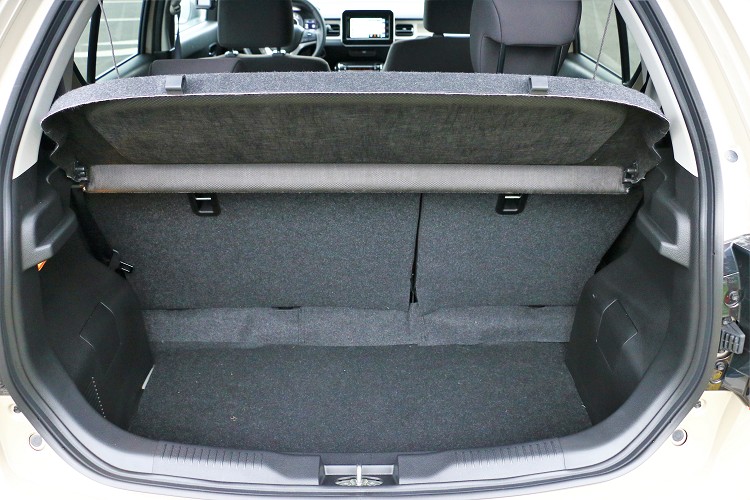 行李廂容積在一般正常狀態下有267公升,如果將椅背全傾倒後可達到501公升,都市購物、小家庭出遊還算夠用。