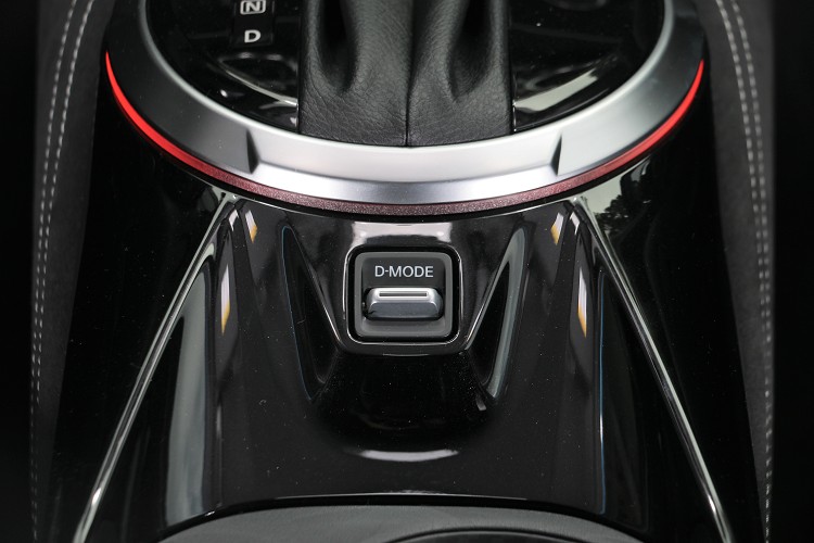 駕駛表現有D-Mode行車模式可切換。