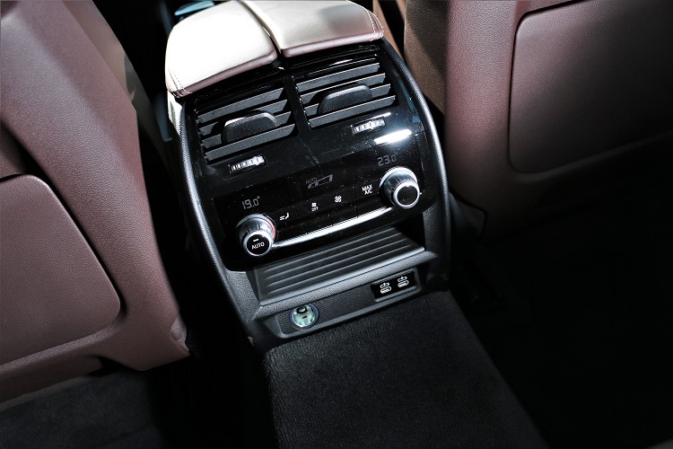 後座提供專屬雙區恆溫空調,下方還有兩組Type-C充電插孔。