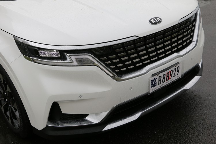 水箱罩和LED頭燈組相連,並以大量的鍍鉻飾件提升外觀質感。