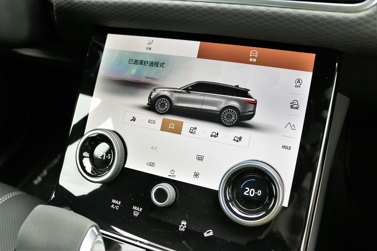 下方螢幕面積變大,主要是Terrain Response全地形反應系統與冷氣控制介面。