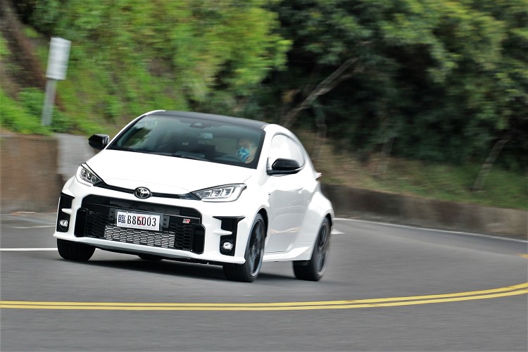 不同模式下的前後動力分配界線清楚,個人比較喜歡50:50的賽道模式,讓我可以更早的加速出彎。