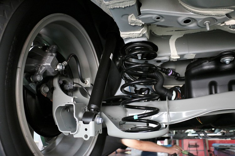 前後避震器的彈簧係數與阻尼係數強化,提升後軸抓地力同時抑制側傾。