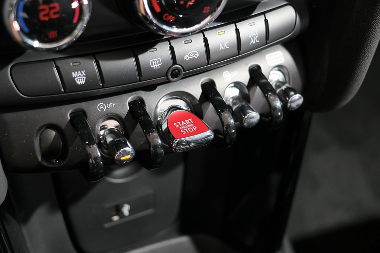 火紅的啟動鈕是熱血、運動車款必備。