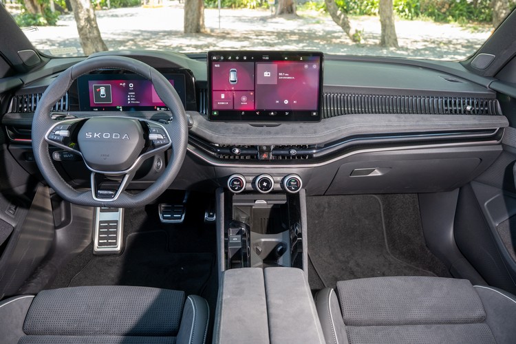 跑車式平把真皮多功能方向盤換上了霧鉻銀新式Logo與飾條