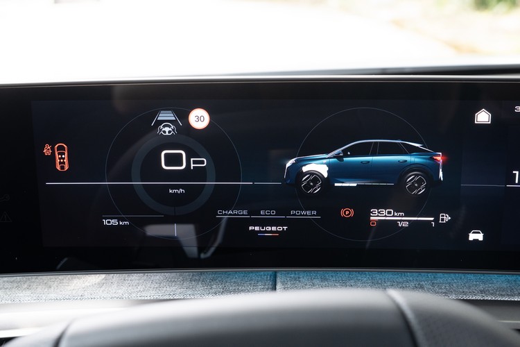 駕駛者前方的數位儀錶提供數種顯示模式,還可以直接顯示內建的tomtom與Apple Carplay/
Android Auto導航地圖