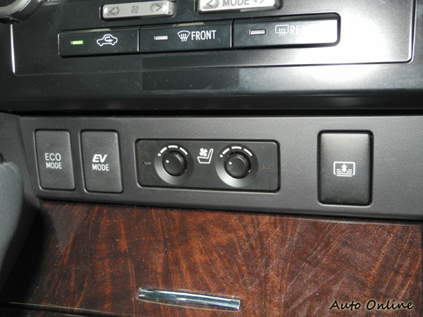 只有在Camry Hybrid Q型上,才配有雙前座8向電動調整及通風座椅。