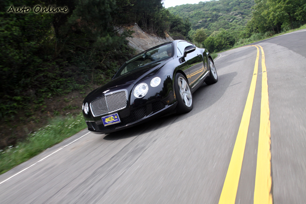 Continental GT在車頭部分將Bentley鍍鉻網狀家族特色水箱護罩刻意加大面積,讓車頭更顯得出王者的霸氣。