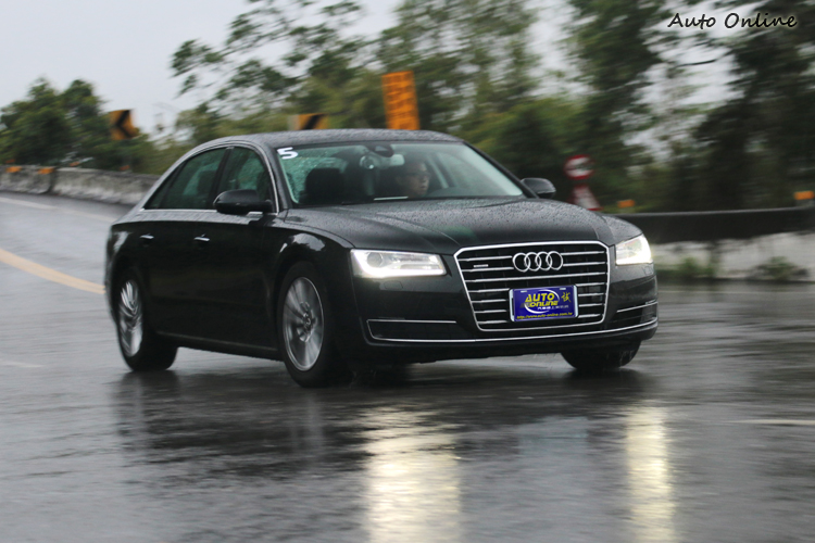 A8車系皆配備了quattro的四驅系統,對於行車穩定性有正面幫助。
