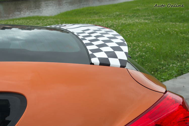 車尾少不了配上車頂後擾流翼。