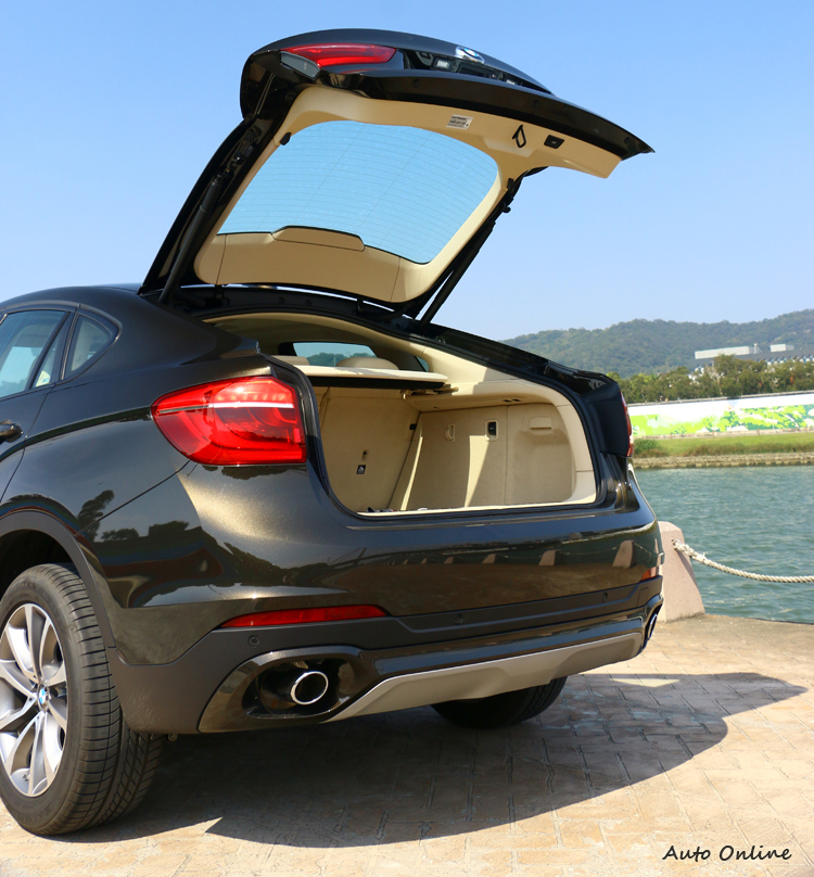 掀背設計BMW X6,尾門開啟面積大,提高置物方便性。