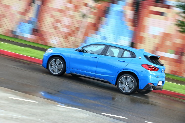 操駕感受上,X2結合近50:50車身平衡比重,表現出精準俐落的操控性,以自駕者來說,深刻感受到如跑車般的優勢。