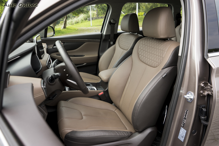 真皮座椅椅背加入鑽石紋路。